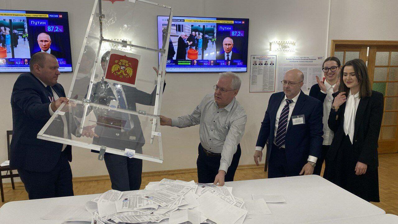 Избирательная комиссия на участке №8148 в Посольстве России в Канаде приступает к подсчету голосов. 18 марта 2024 Избирательная комиссия на участке №8148 в Посольстве России в Канаде приступает к подсчету голосов. 18 марта 2024 - РИА Новости, 1920, 18.03.2024