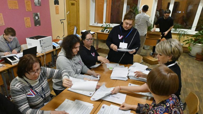 Подсчет голосов на выборах президента РФ на избирательном участке в Москве Подсчет голосов на выборах президента РФ на избирательном участке в Москве