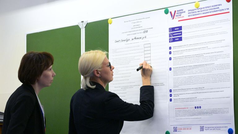 Члены участковой избирательной комиссии во время подсчета голосов после окончания процедуры голосования на выборах президента России на избирательном участке в Санкт-Петербурге Члены участковой избирательной комиссии во время подсчета голосов после окончания процедуры голосования на выборах президента России на избирательном участке в Санкт-Петербурге