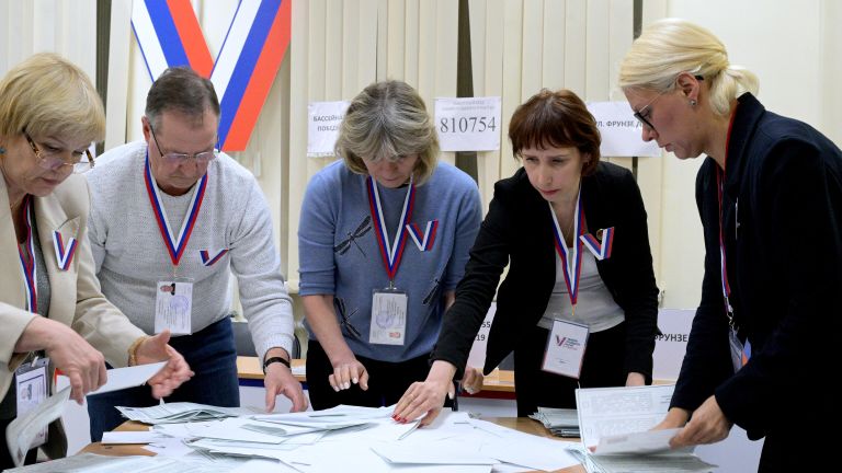 Члены участковой избирательной комиссии во время подсчета голосов после окончания процедуры голосования на выборах президента России на избирательном участке в Санкт-Петербурге Члены участковой избирательной комиссии во время подсчета голосов после окончания процедуры голосования на выборах президента России на избирательном участке в Санкт-Петербурге