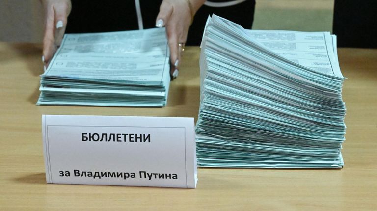 Подсчет бюллетеней за Владимира Путина на выборах президента РФ на избирательном участке в Луганске Подсчет бюллетеней за Владимира Путина на выборах президента РФ на избирательном участке в Луганске