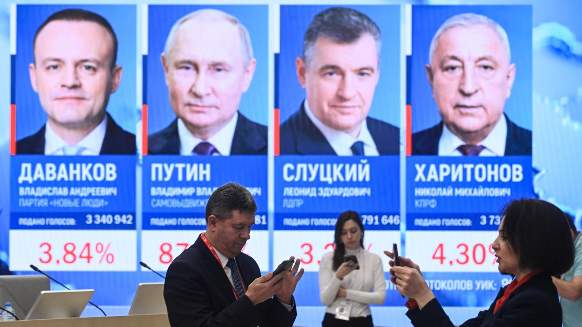 Экраны в информационном центре Центральной избирательной комиссии  с предварительными итогами голосования на выборах президента России - РИА Новости, 1920, 18.03.2024