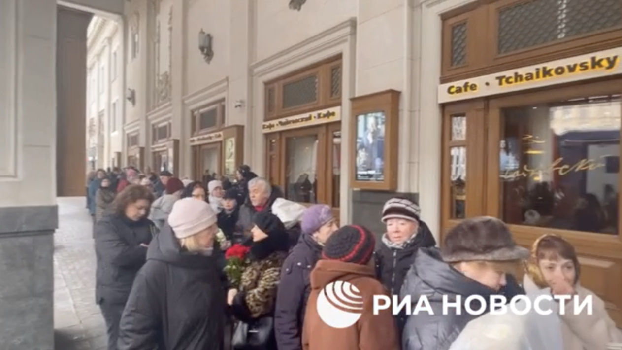 Очередь пришедших проститься с народным артистом РСФСР Александром Ширвиндтом у Театра Сатиры Очередь пришедших проститься с народным артистом РСФСР Александром Ширвиндтом у Театра Сатиры - РИА Новости, 1920, 18.03.2024