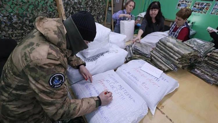 Бойцы расписываются на посылках Бойцы расписываются на посылках - РИА Новости, 1920, 19.03.2024