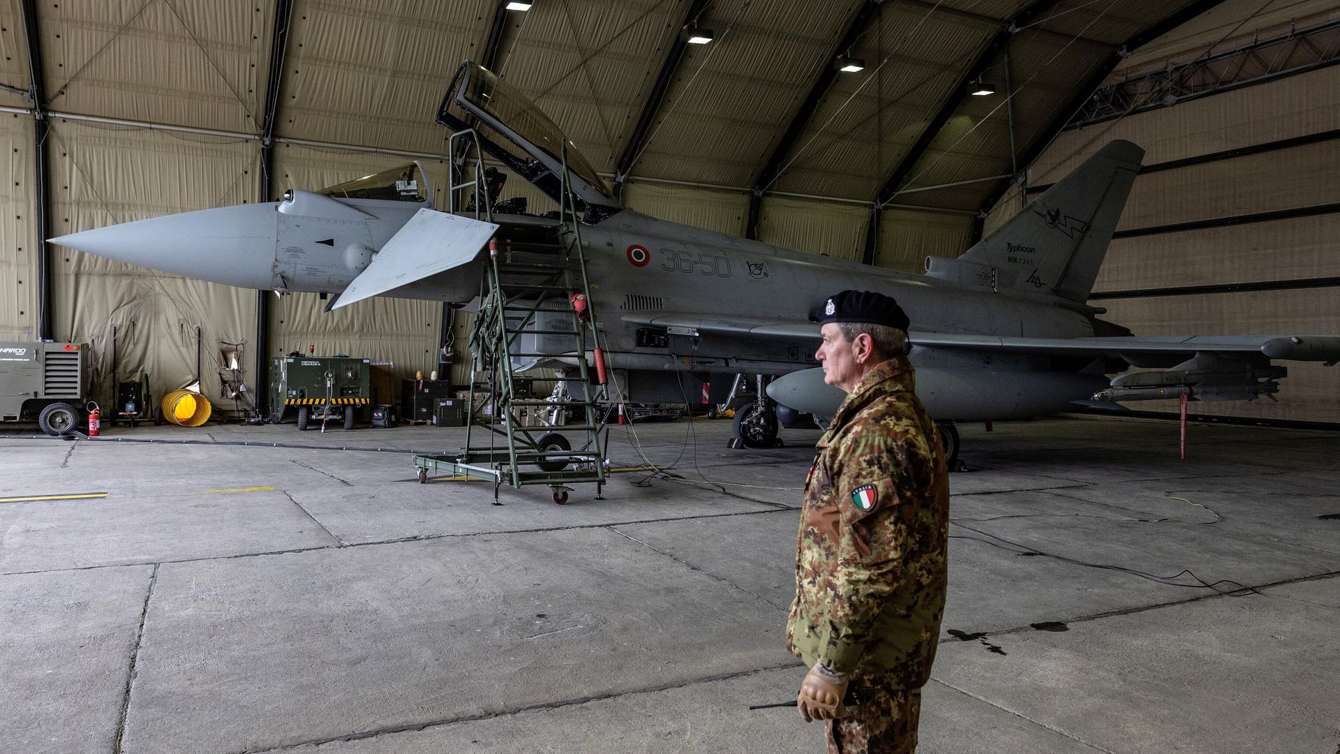 Истребитель  Eurofighter Typhoon итальянских ВВС в составе миссии НАТО на авиабазе Михаил Когэлничану в Румынии - РИА Новости, 1920, 18.03.2024