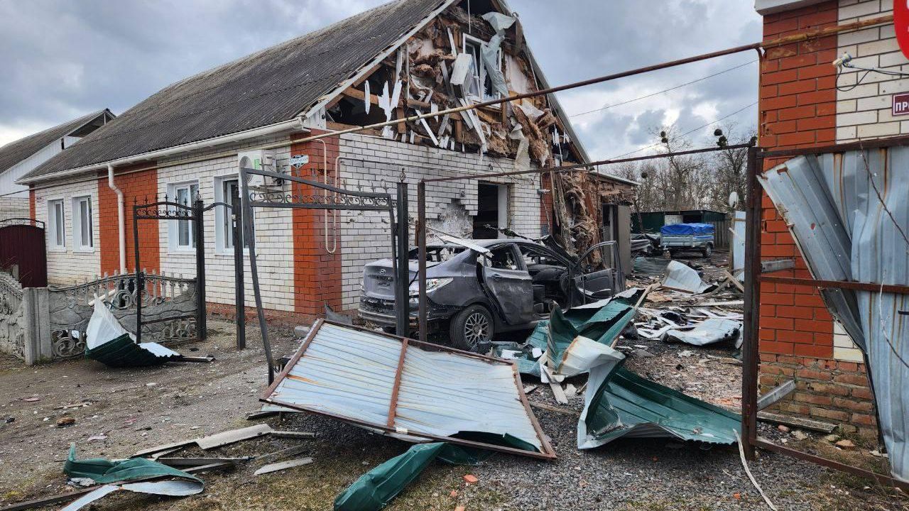 Последствия обстрела села Головчино Грайворонского городского округа Белгородской области. 18 марта 2024 Последствия обстрела села Головчино Грайворонского городского округа Белгородской области. 18 марта 2024 - РИА Новости, 1920, 18.03.2024