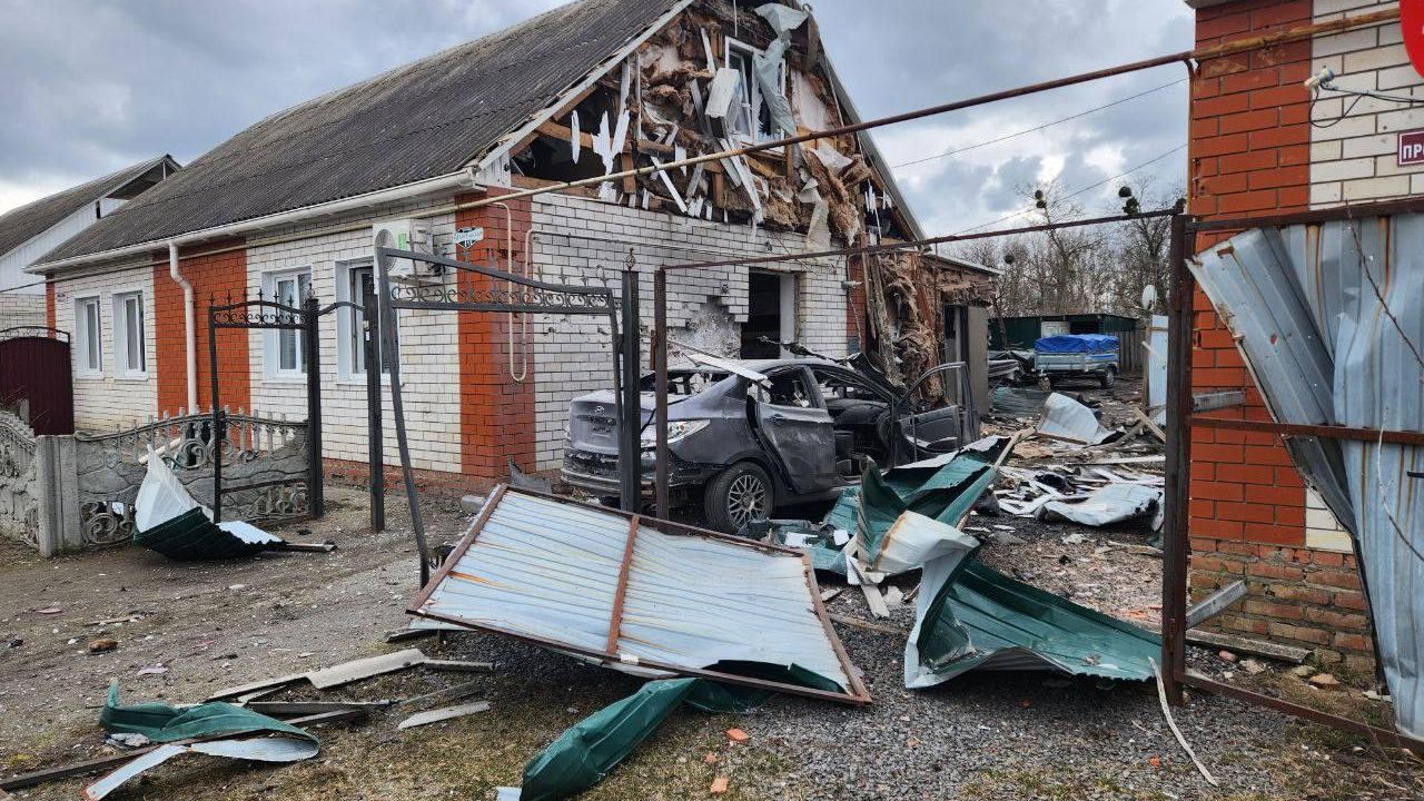 Последствия обстрела села Головчино Грайворонского городского округа Белгородской области. 18 марта 2024 Последствия обстрела села Головчино Грайворонского городского округа Белгородской области. 18 марта 2024 - РИА Новости, 1920, 18.03.2024