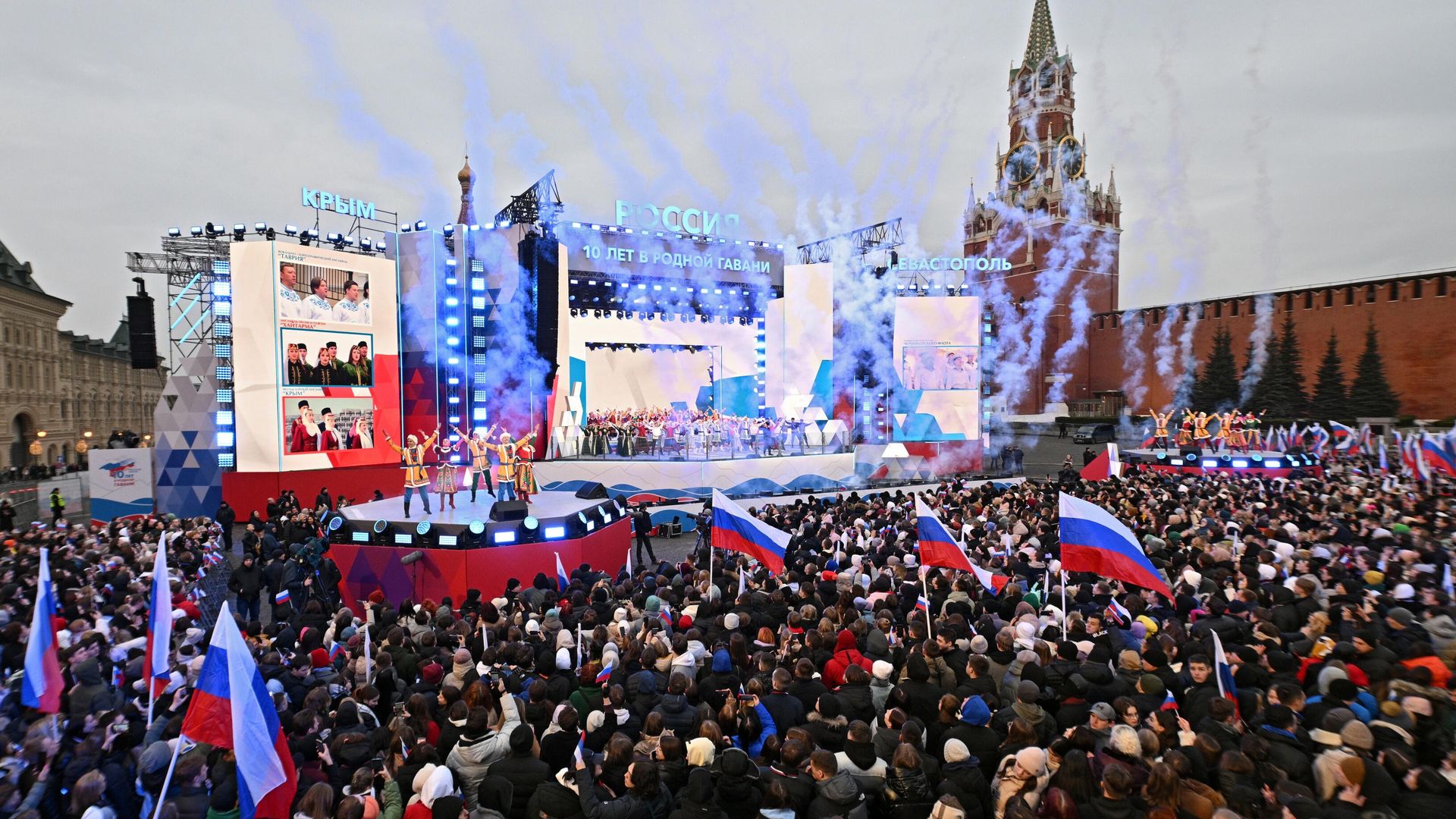 Зрители и участники митинг-концерта на Красной площади в Москве, посвященного десятилетию воссоединения Крыма с Россией. 18 марта 2024 - РИА Новости, 1920, 18.03.2024