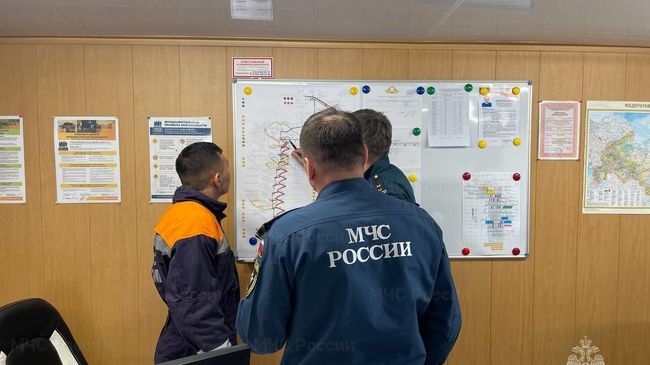 Горноспасатели МЧС России изучают схему рудника Горноспасатели МЧС России изучают схему рудника