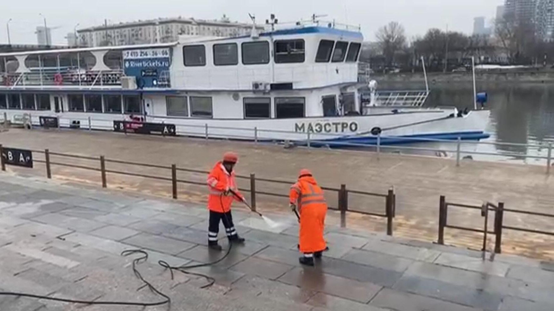 Причал Новоспасский в центре Москвы промыли после зимы Причал Новоспасский в центре Москвы промыли после зимы - РИА Новости, 1920, 19.03.2024