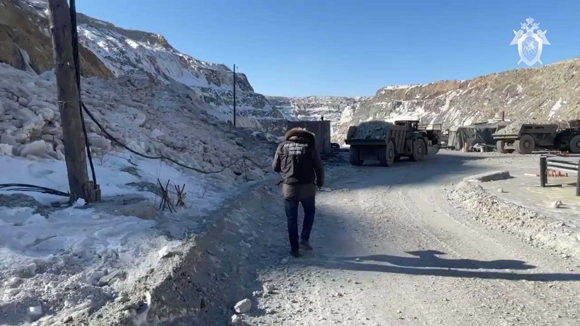 Сотрудники СК на месте обрушения породы в шахте рудника в Амурской области Сотрудники СК на месте обрушения породы в шахте рудника в Амурской области - РИА Новости, 1920, 19.03.2024