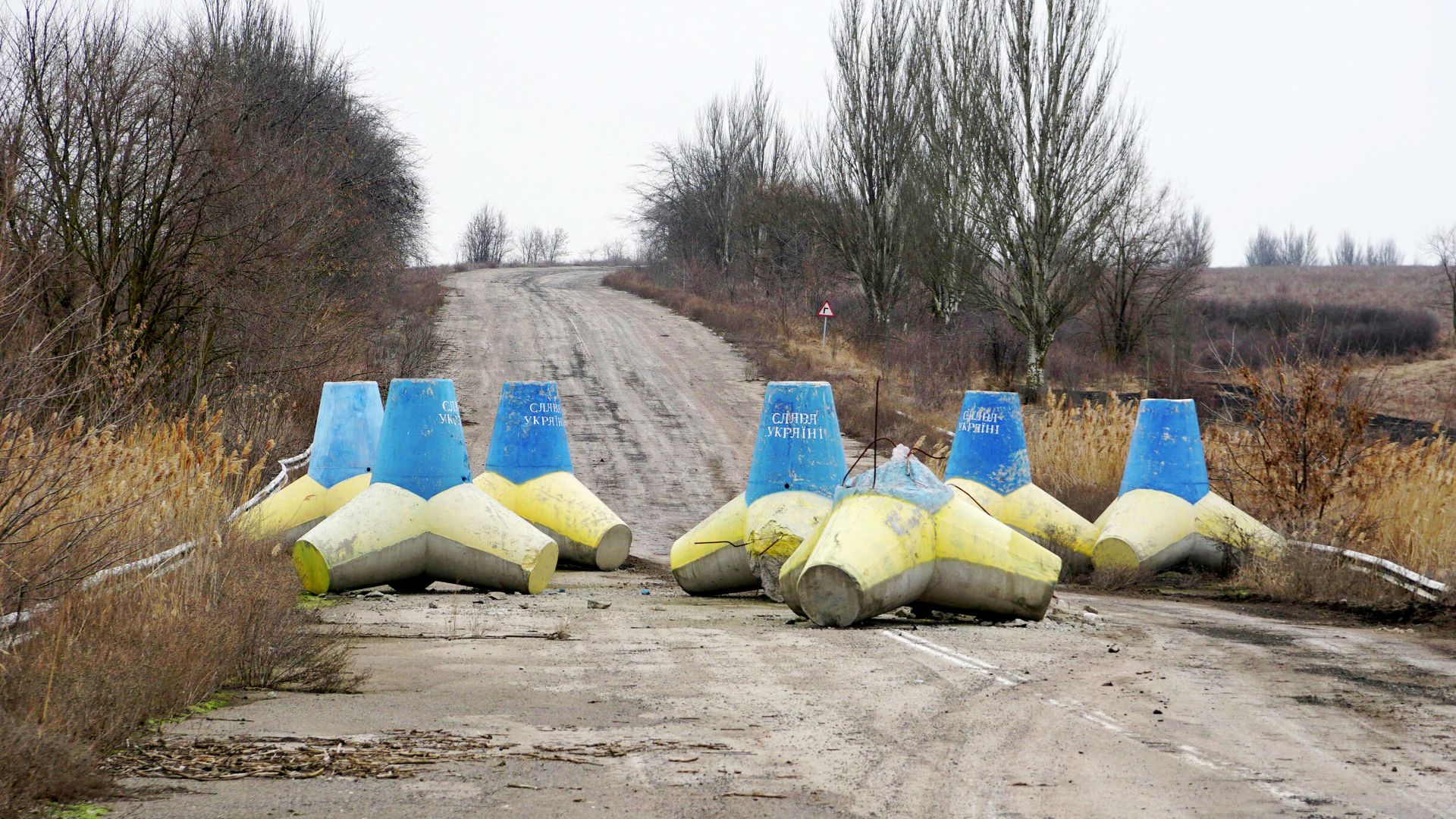 Противотанковые заграждения на трассе Новоазовск - Мариуполь Противотанковые заграждения на трассе Новоазовск - Мариуполь - РИА Новости, 1920, 05.03.2022