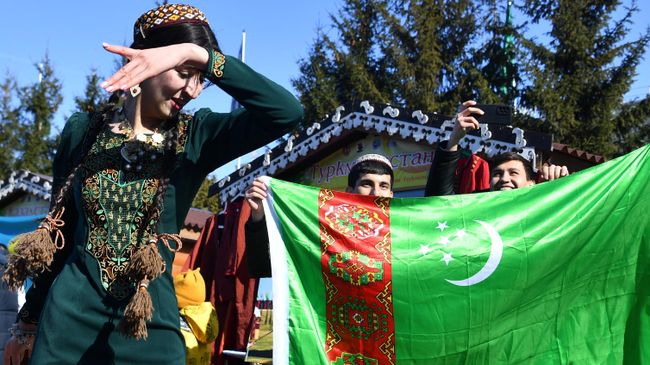 Девушка танцует на праздновании Навруза (Новруза) в Казани Девушка танцует на праздновании Навруза (Новруза) в Казани