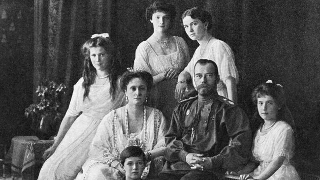 Российский император Николай II, императрица Александра Федоровна, великие княжны Ольга, Татьяна, Мария, Анастасия и цесаревич Алексей