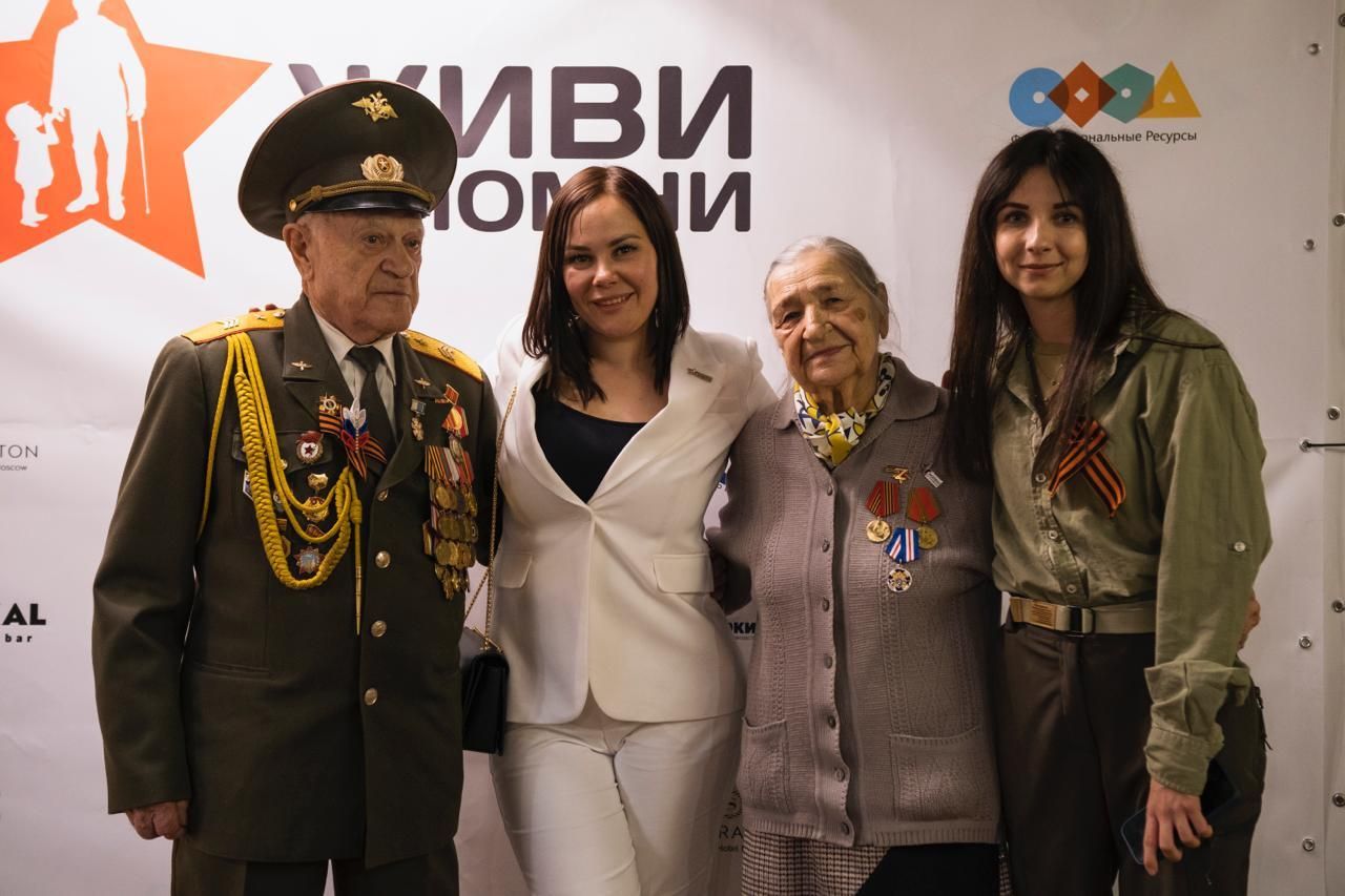 Лариса Денисенко и волонтер фонда ''Гражданская позиция'' вместе с участником ВОВ Бочкаревым Александром Владимировичем и ветераном тыла Федченко Тамарой Петровной Лариса Денисенко и волонтер фонда ''Гражданская позиция'' вместе с участником ВОВ Бочкаревым Александром Владимировичем и ветераном тыла Федченко Тамарой Петровной - РИА Новости, 1920, 19.03.2024