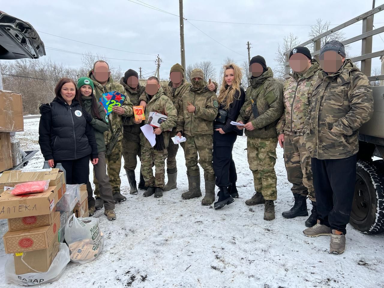 Волонтеры привезли гуманитарную помощь военным Волонтеры привезли гуманитарную помощь военным - РИА Новости, 1920, 19.03.2024