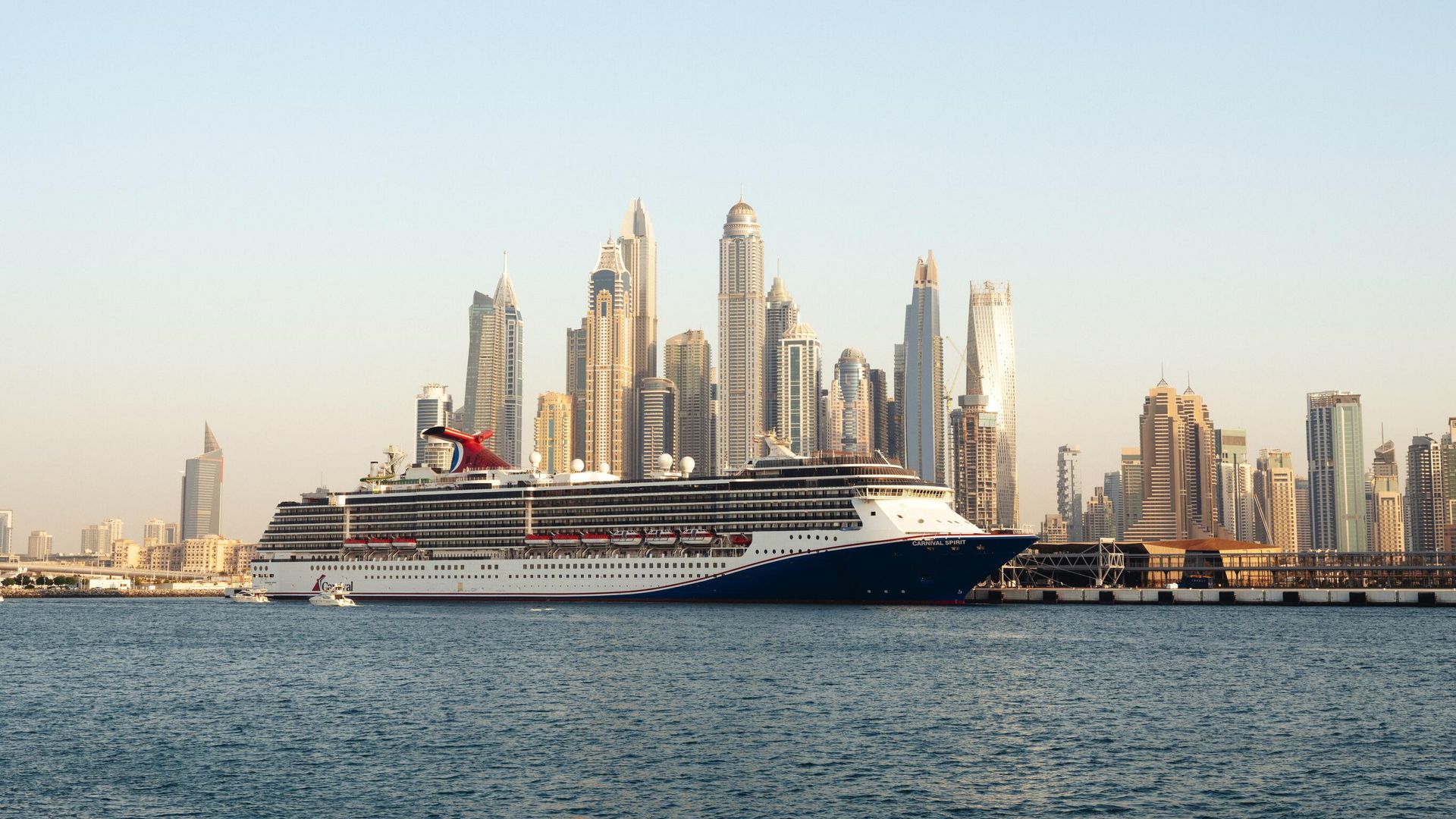 Круизный лайнер Carnival Spirit в порту Дубая Круизный лайнер Carnival Spirit в порту Дубая - РИА Новости, 1920, 02.03.2026