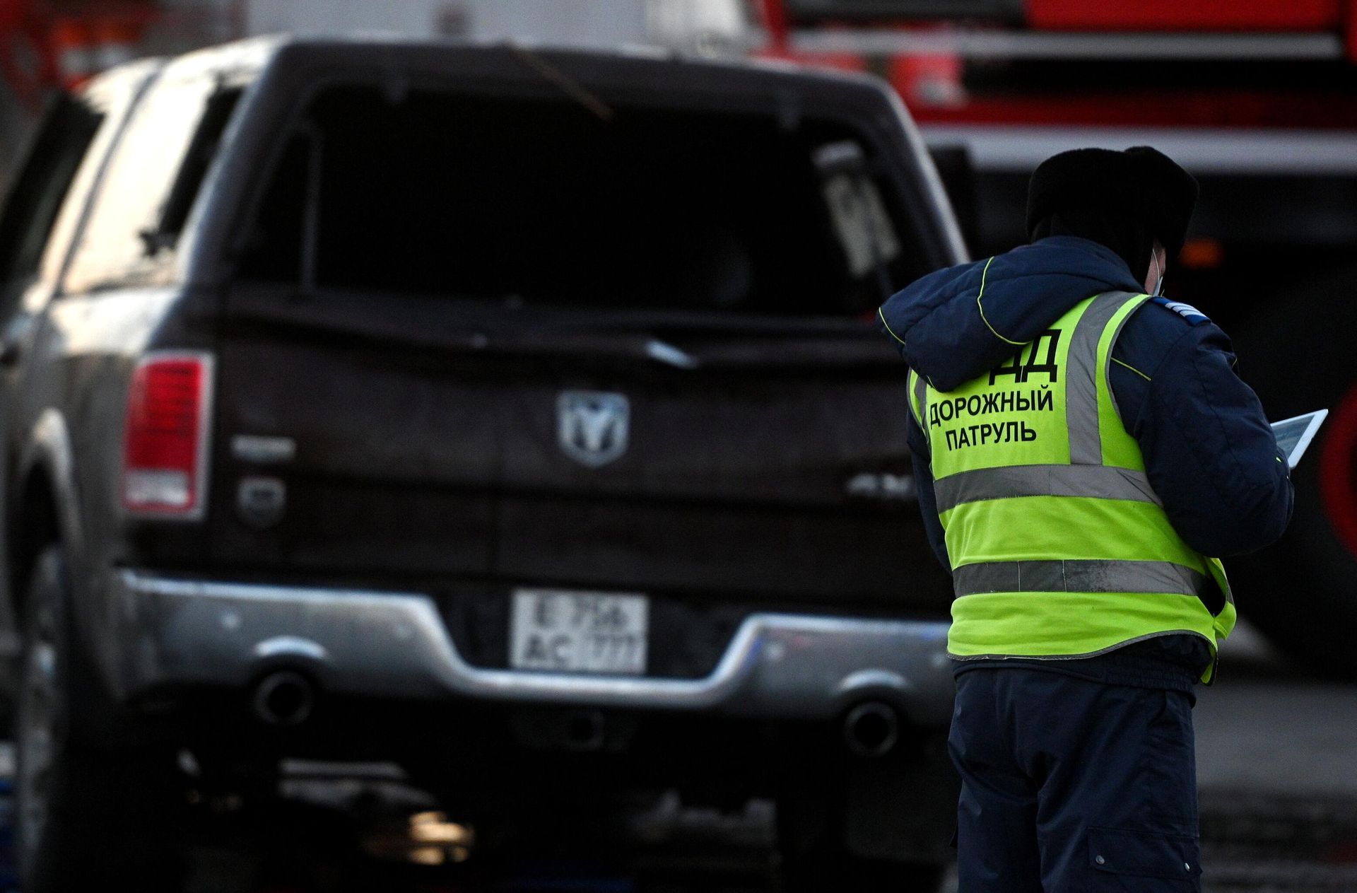Сотрудник ГИБДД возле автомобиля Сотрудник ГИБДД возле автомобиля - РИА Новости, 1920, 20.03.2024