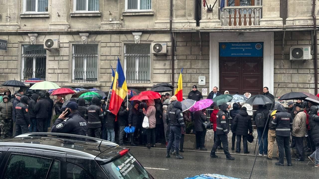 Оппозиционный Блок коммунистов и социалистов проводит акцию протеста перед зданием ЦИК Молдавии - РИА Новости, 1920, 20.03.2024