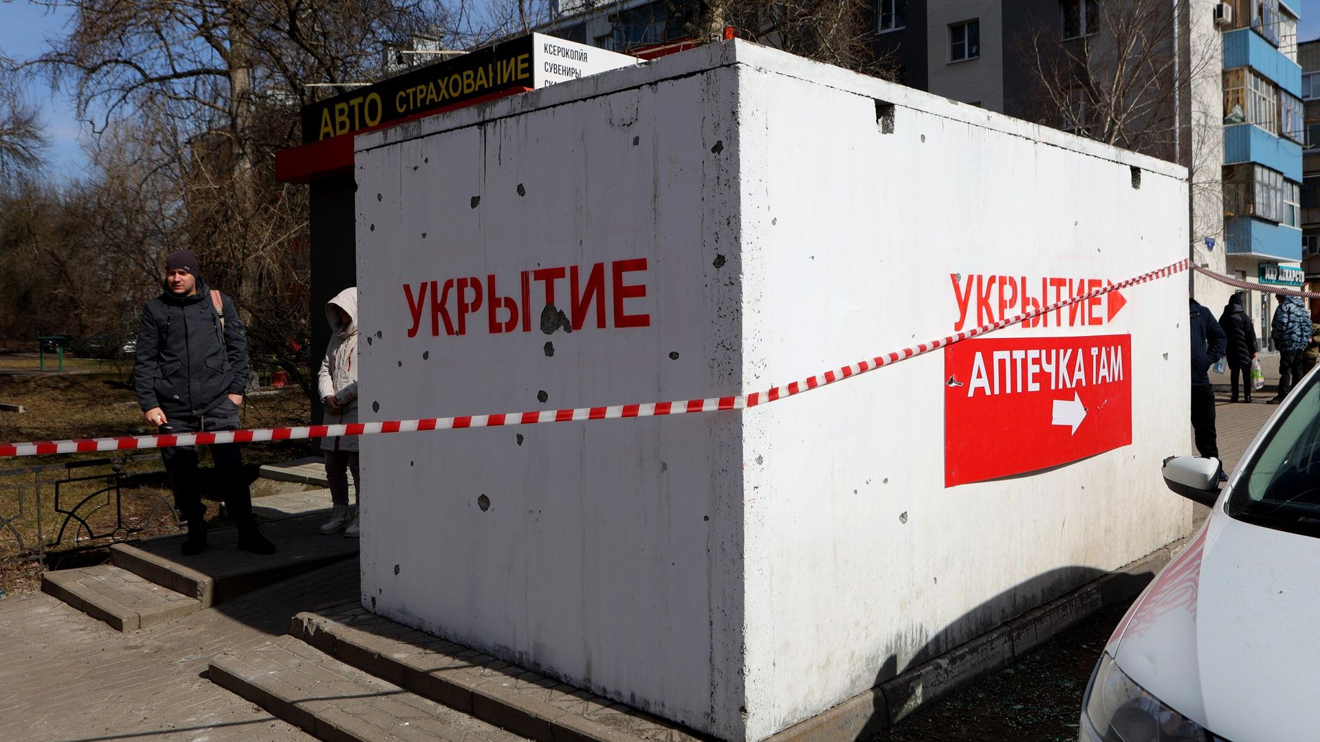 Модульное укрытие для защиты людей при обстрелах на одной из улиц в Белгороде, поврежденное в результате обстрела ВСУ - РИА Новости, 1920, 25.03.2024