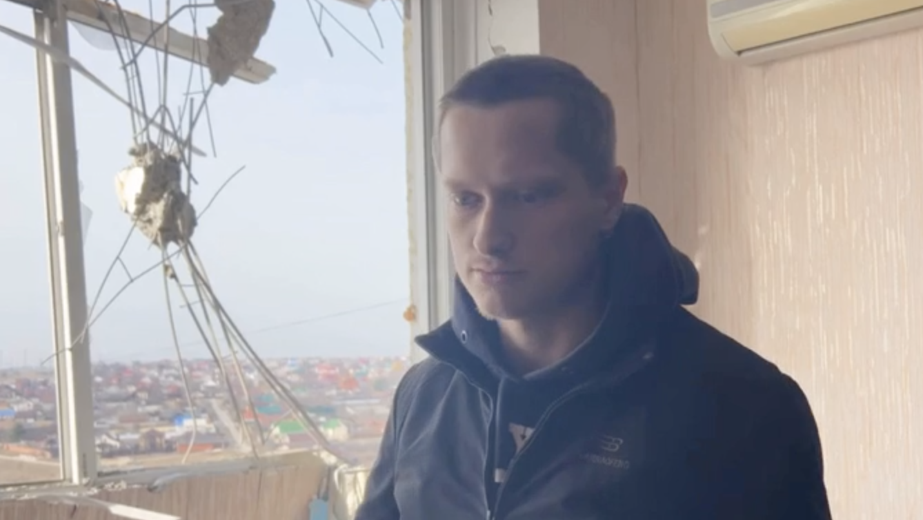 Житель дома на улице Есенина, пострадавшего от обстрела со стороны ВСУ в Белгороде. 21 марта 2024 Житель дома на улице Есенина, пострадавшего от обстрела со стороны ВСУ в Белгороде. 21 марта 2024 - РИА Новости, 1920, 21.03.2024