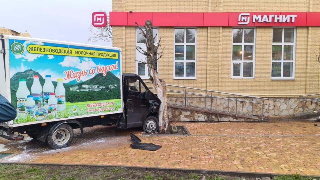Место происшествия, где фура столкнулась с грузовой Газелью и въехала в супермаркет в Ставропольском крае Место происшествия, где фура столкнулась с грузовой Газелью и въехала в супермаркет в Ставропольском крае - РИА Новости, 1920, 21.03.2024