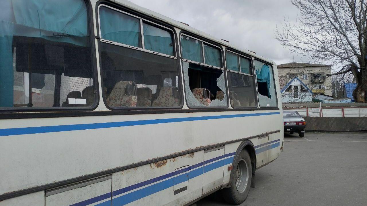 В Каховке под артобстрел попал рейсовый автобус В Каховке под артобстрел попал рейсовый автобус - РИА Новости, 1920, 21.03.2024