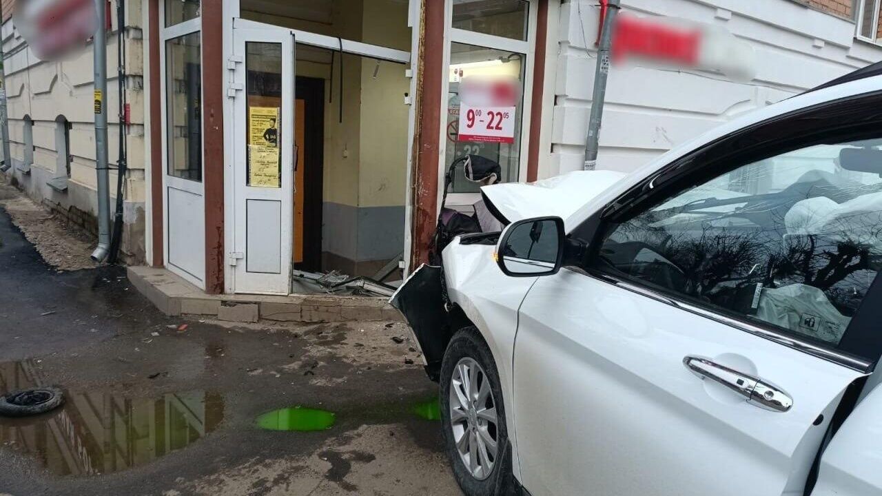 Место ДТП, где автомобиль выехал на тротуар и совершил наезд на пешеходов в Костроме. 21 марта 2024 Место ДТП, где автомобиль выехал на тротуар и совершил наезд на пешеходов в Костроме. 21 марта 2024 - РИА Новости, 1920, 21.03.2024