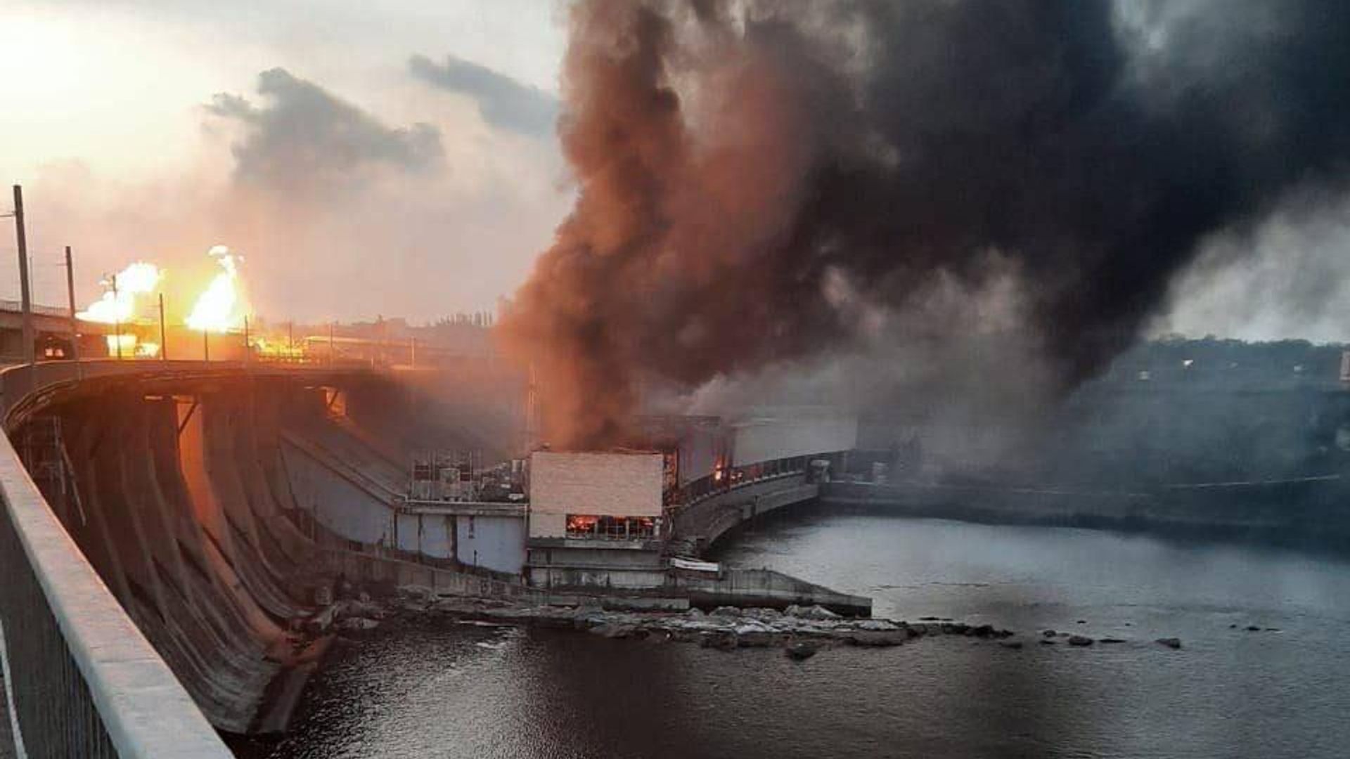 Пожар после удара по ДнепроГЭС Пожар после удара по ДнепроГЭС - РИА Новости, 1920, 22.03.2024