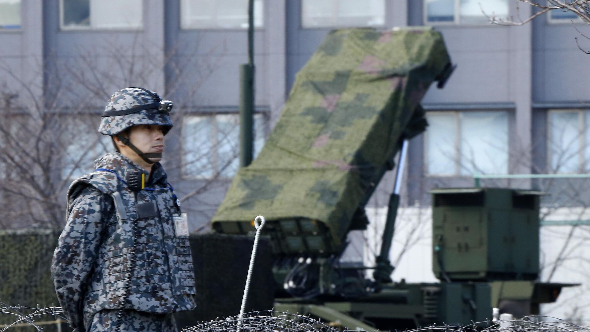 Японский военнослужащий рядом с комплексом Patriot в Токио Японский военнослужащий рядом с комплексом Patriot в Токио - РИА Новости, 1920, 22.03.2024