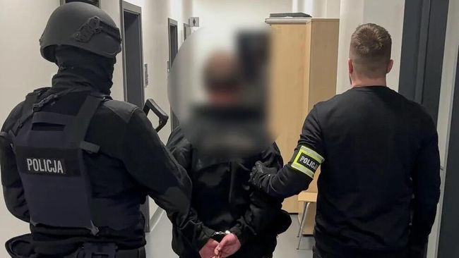 Задержанный житель Лодзи, который поджег мужчину, спавшего ночью на остановке трамвая на улице Поморской в Польше