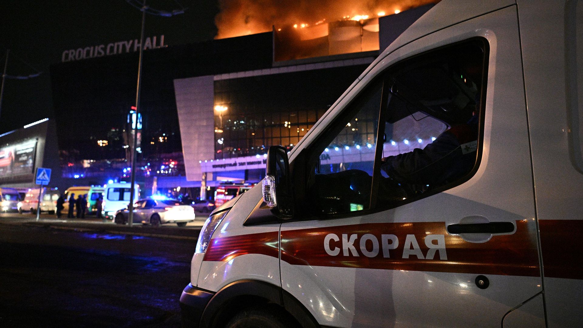 Автомобиль скорой помощи у концертного зала Крокус Сити Холл в Москве, где произошла стрельба Автомобиль скорой помощи у концертного зала Крокус Сити Холл в Москве, где произошла стрельба - РИА Новости, 1920, 24.03.2024