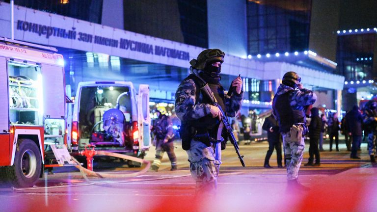 Оцепление и пожарные машины у концертного зала Крокус Сити Холл, где произошла стрельба Оцепление и пожарные машины у концертного зала Крокус Сити Холл, где произошла стрельба