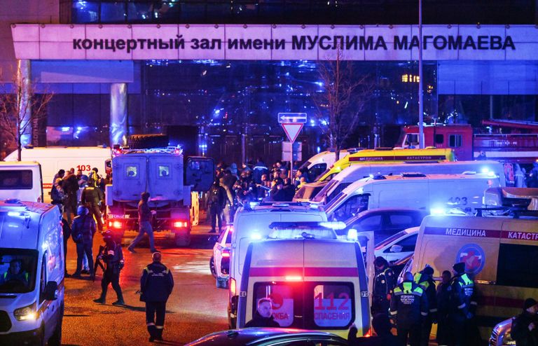 Сотрудники полиции и скорой помощи у концертного зала Крокус Сити Холл, где произошла стрельба Сотрудники полиции и скорой помощи у концертного зала Крокус Сити Холл, где произошла стрельба