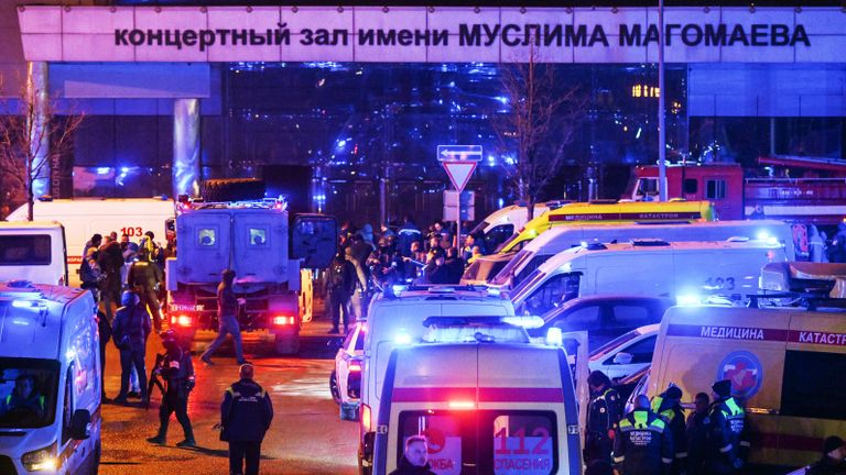 Сотрудники полиции и скорой помощи у концертного зала Крокус Сити Холл, где произошла стрельба Сотрудники полиции и скорой помощи у концертного зала Крокус Сити Холл, где произошла стрельба