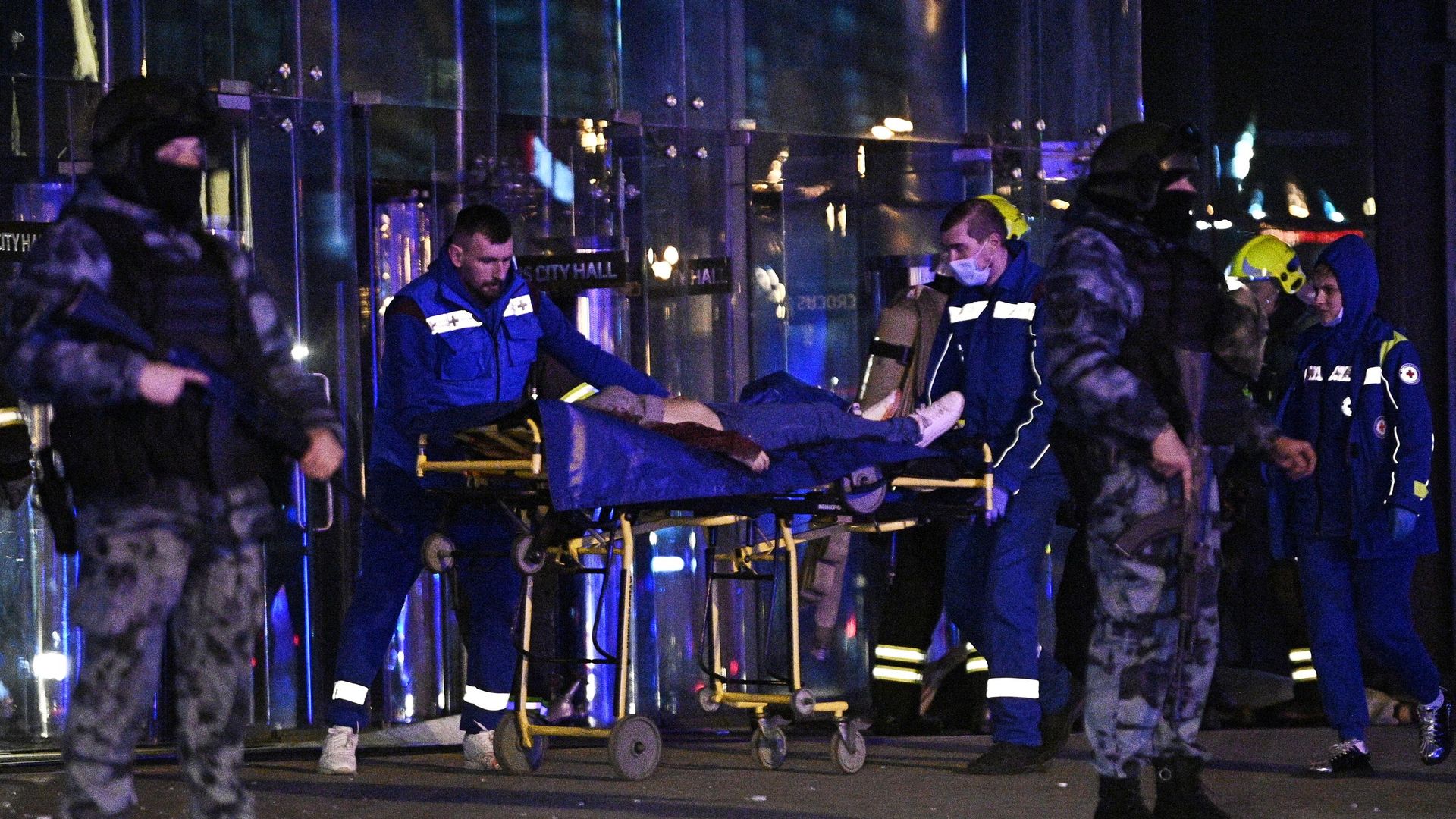 Сотрудники скорой помощи вывозят раненых из концертного зала Крокус Сити Холл, где произошла стрельба Сотрудники скорой помощи вывозят раненых из концертного зала Крокус Сити Холл, где произошла стрельба - РИА Новости, 1920, 23.03.2024
