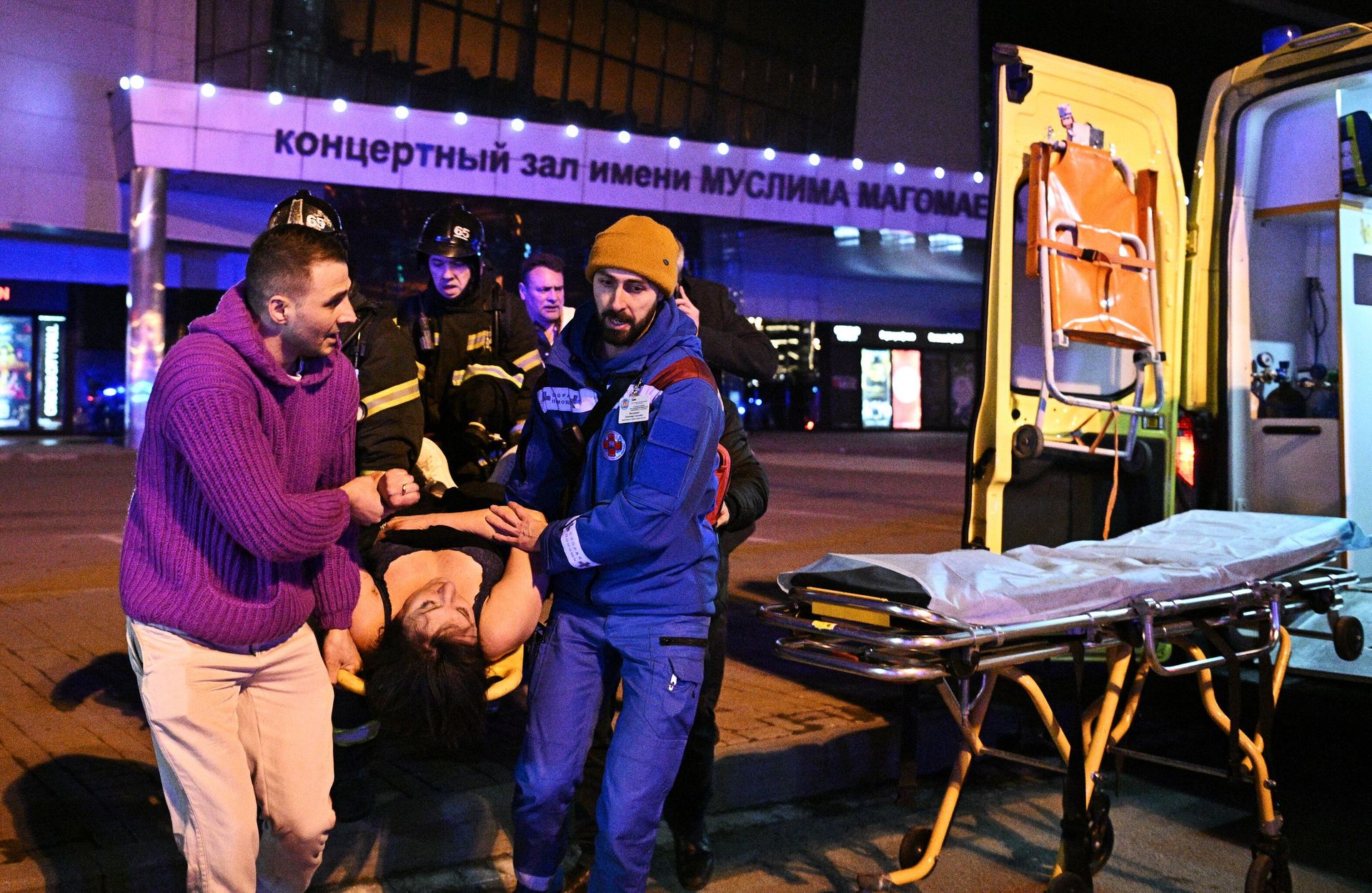 Сотрудники скорой помощи оказывают помощь пострадавшей у концертного зала Крокус Сити Холл в Москве Сотрудники скорой помощи оказывают помощь пострадавшей у концертного зала Крокус Сити Холл в Москве - РИА Новости, 1920, 23.03.2024