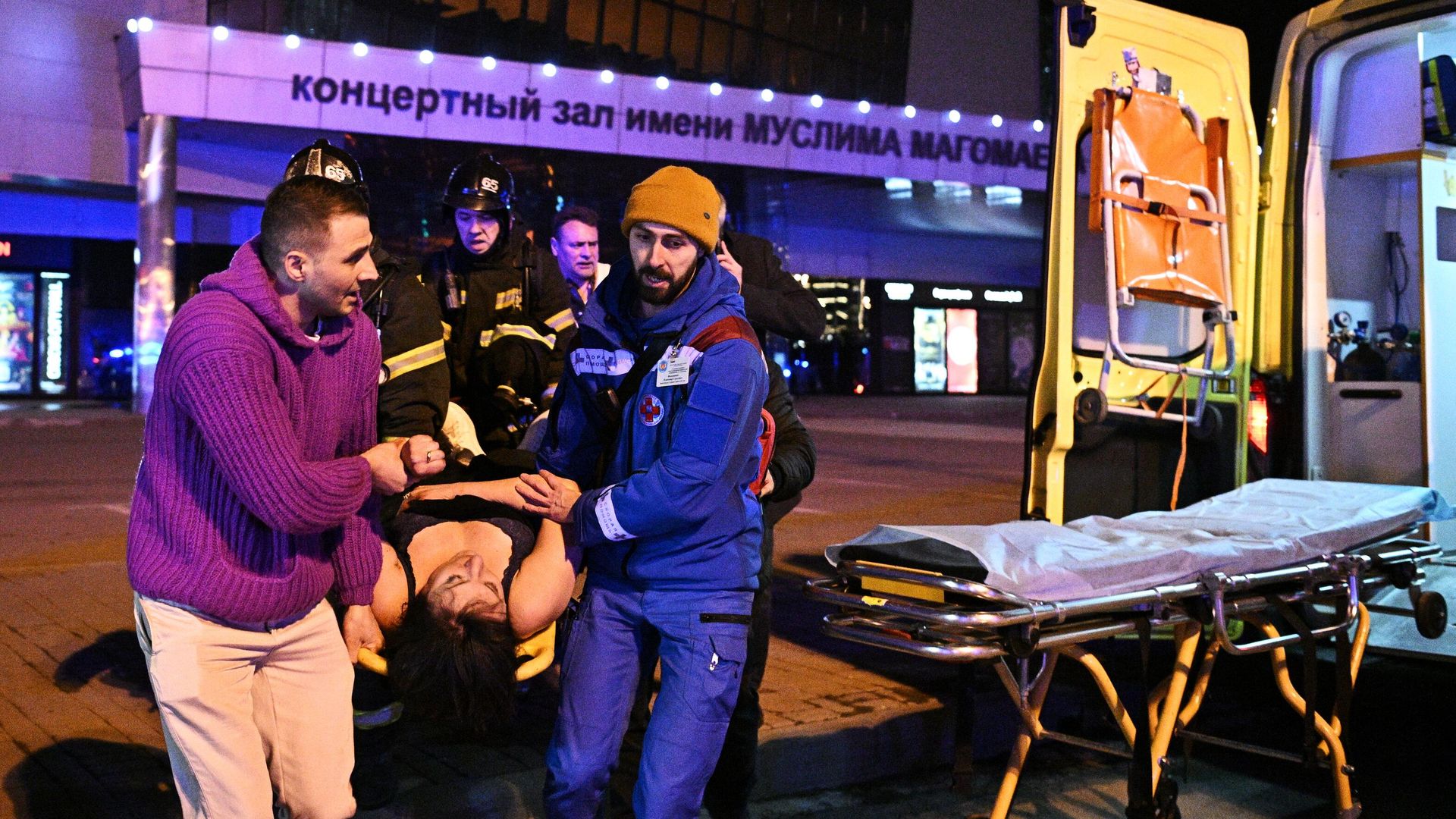 Сотрудники скорой помощи оказывают помощь пострадавшей у концертного зала Крокус Сити Холл в Москве Сотрудники скорой помощи оказывают помощь пострадавшей у концертного зала Крокус Сити Холл в Москве - РИА Новости, 1920, 26.03.2024