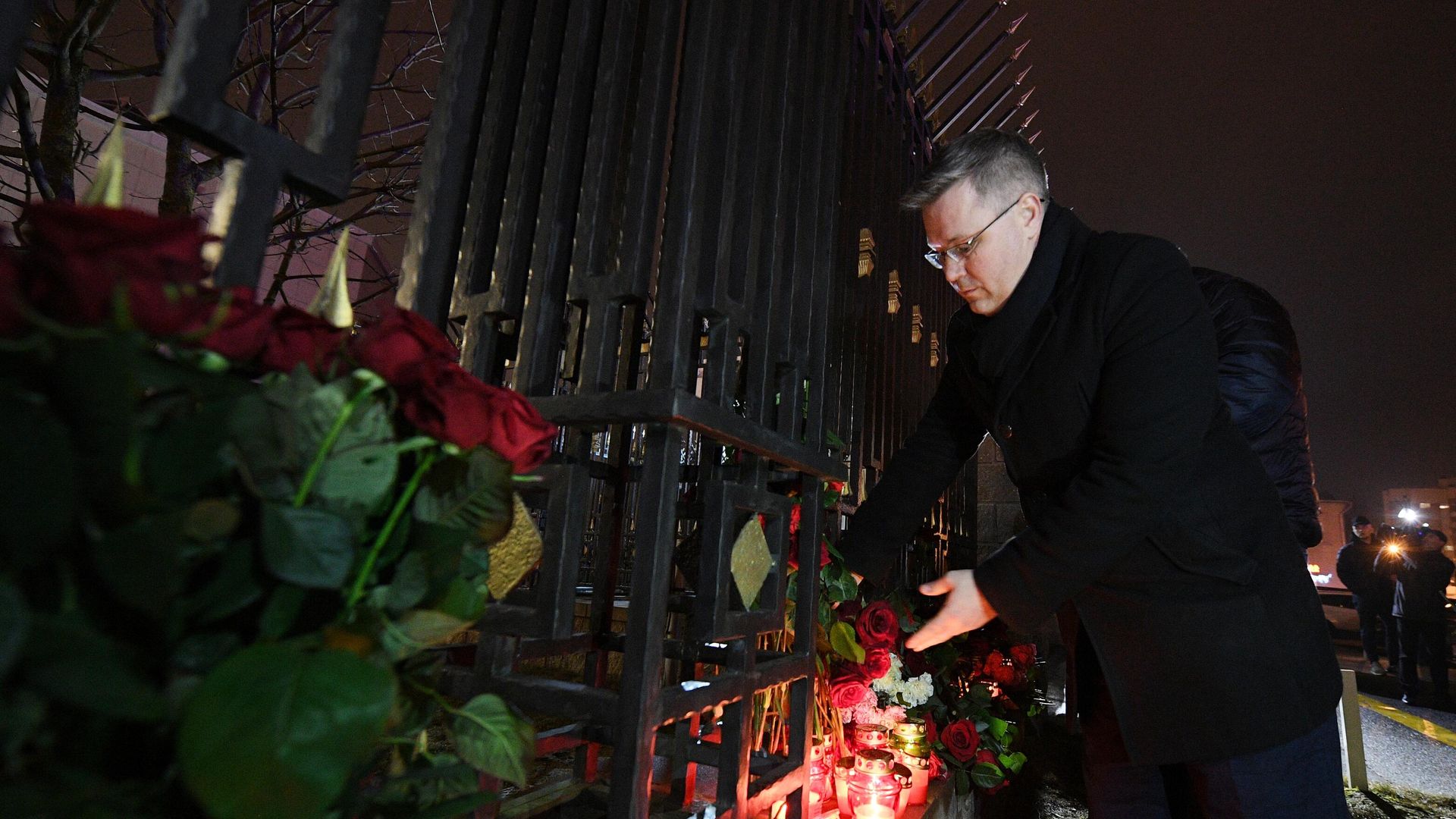 Мужчина у Посольства России в Минске во время акции в память о жертвах теракта в Крокус Сити Холле в Московской области Мужчина у Посольства России в Минске во время акции в память о жертвах теракта в Крокус Сити Холле в Московской области - РИА Новости, 1920, 23.03.2024