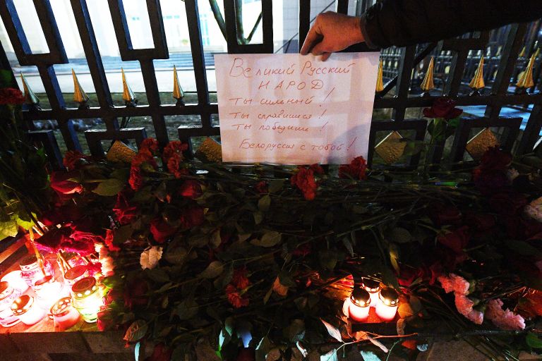 Цветы и свечи у Посольства России в Минске, где проходит акция в память о жертвах теракта в Крокус Сити Холле в Московской области Цветы и свечи у Посольства России в Минске, где проходит акция в память о жертвах теракта в Крокус Сити Холле в Московской области
