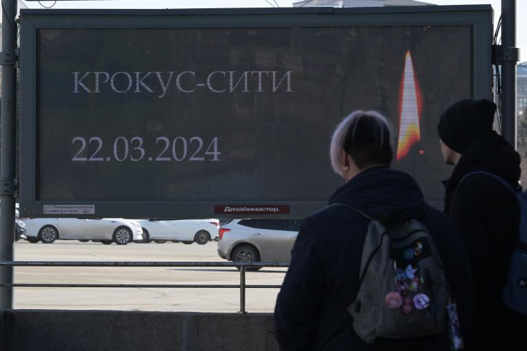 Медиаэкран с изображением свечи с траурной надписью на одной из улиц Новосибирска в память о жертвах теракта в подмосковном Крокус Сити Холле Медиаэкран с изображением свечи с траурной надписью на одной из улиц Новосибирска в память о жертвах теракта в подмосковном Крокус Сити Холле