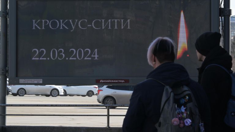 Медиаэкран с изображением свечи с траурной надписью на одной из улиц Новосибирска в память о жертвах теракта в подмосковном Крокус Сити Холле Медиаэкран с изображением свечи с траурной надписью на одной из улиц Новосибирска в память о жертвах теракта в подмосковном Крокус Сити Холле