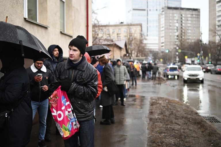 Люди стоят в очереди на один из пунктов сдачи донорской крови в Москве для пострадавших в результате теракта в Крокус Сити Холле Люди стоят в очереди на один из пунктов сдачи донорской крови в Москве для пострадавших в результате теракта в Крокус Сити Холле