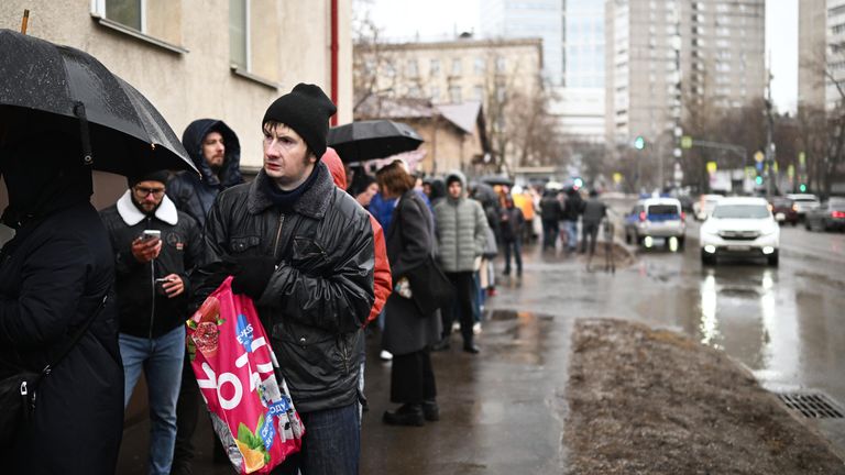 Люди стоят в очереди на один из пунктов сдачи донорской крови в Москве для пострадавших в результате теракта в Крокус Сити Холле Люди стоят в очереди на один из пунктов сдачи донорской крови в Москве для пострадавших в результате теракта в Крокус Сити Холле