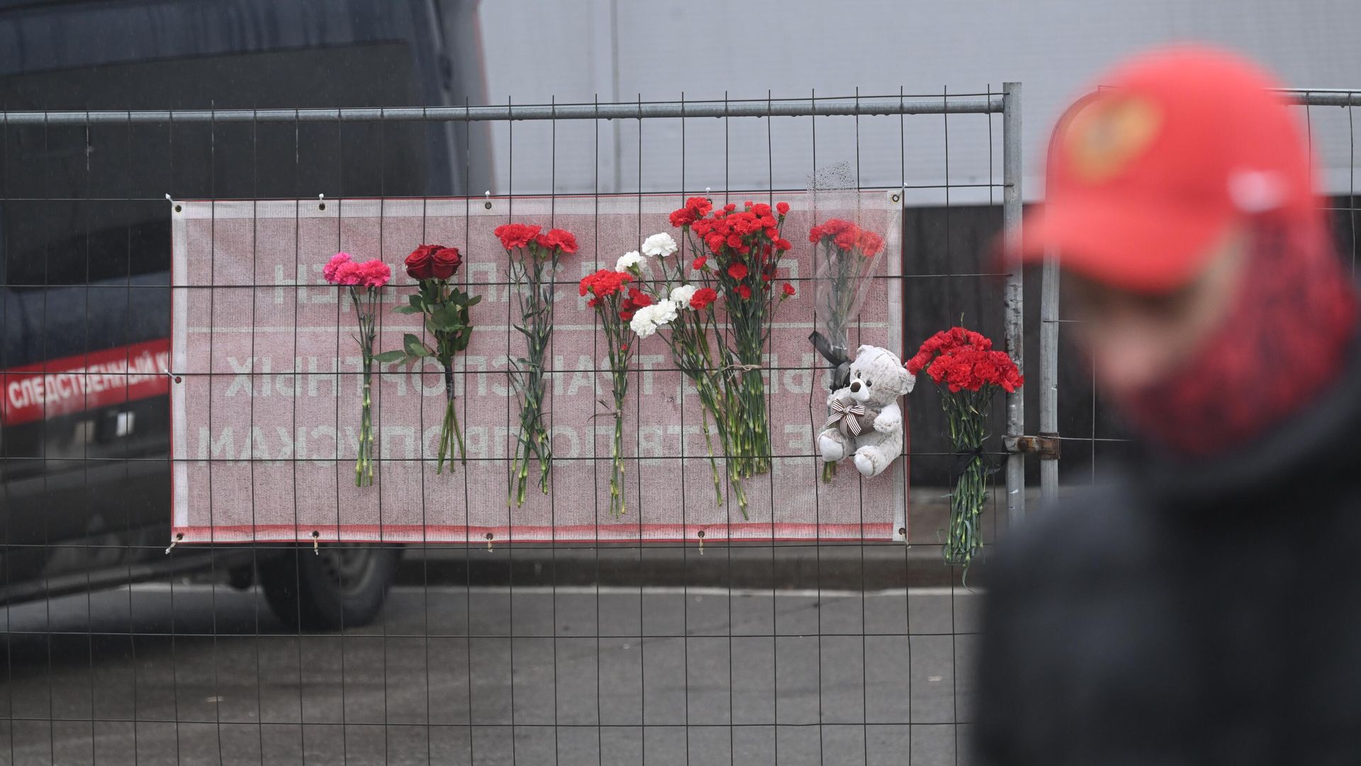 Цветы у здания концертного зала Крокус Сити Холл Цветы у здания концертного зала Крокус Сити Холл - РИА Новости, 1920, 12.12.2024