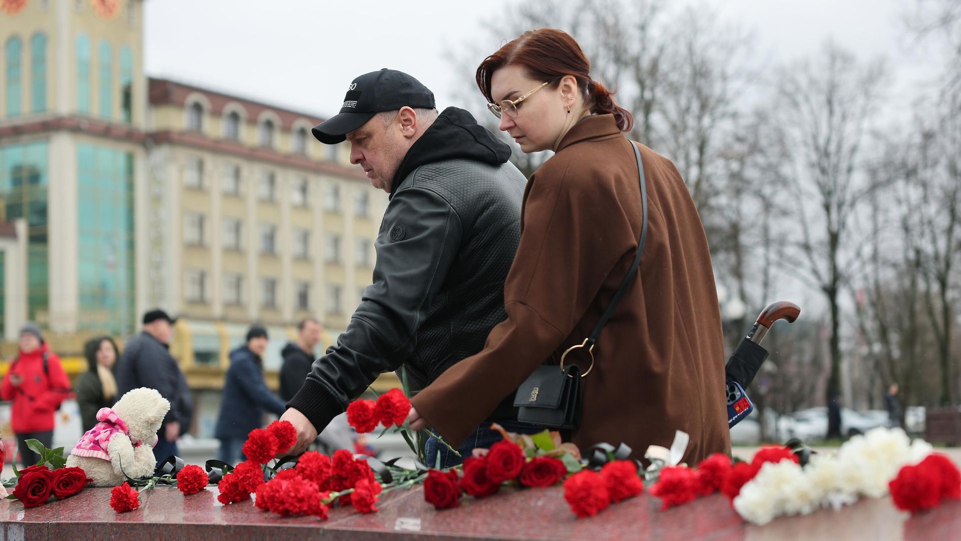 Люди возлагают цветы на площади Победы в Калининграде во время акции в память о жертвах теракта в подмосковном Крокус Сити Холле Люди возлагают цветы на площади Победы в Калининграде во время акции в память о жертвах теракта в подмосковном Крокус Сити Холле - РИА Новости, 1920, 23.03.2024