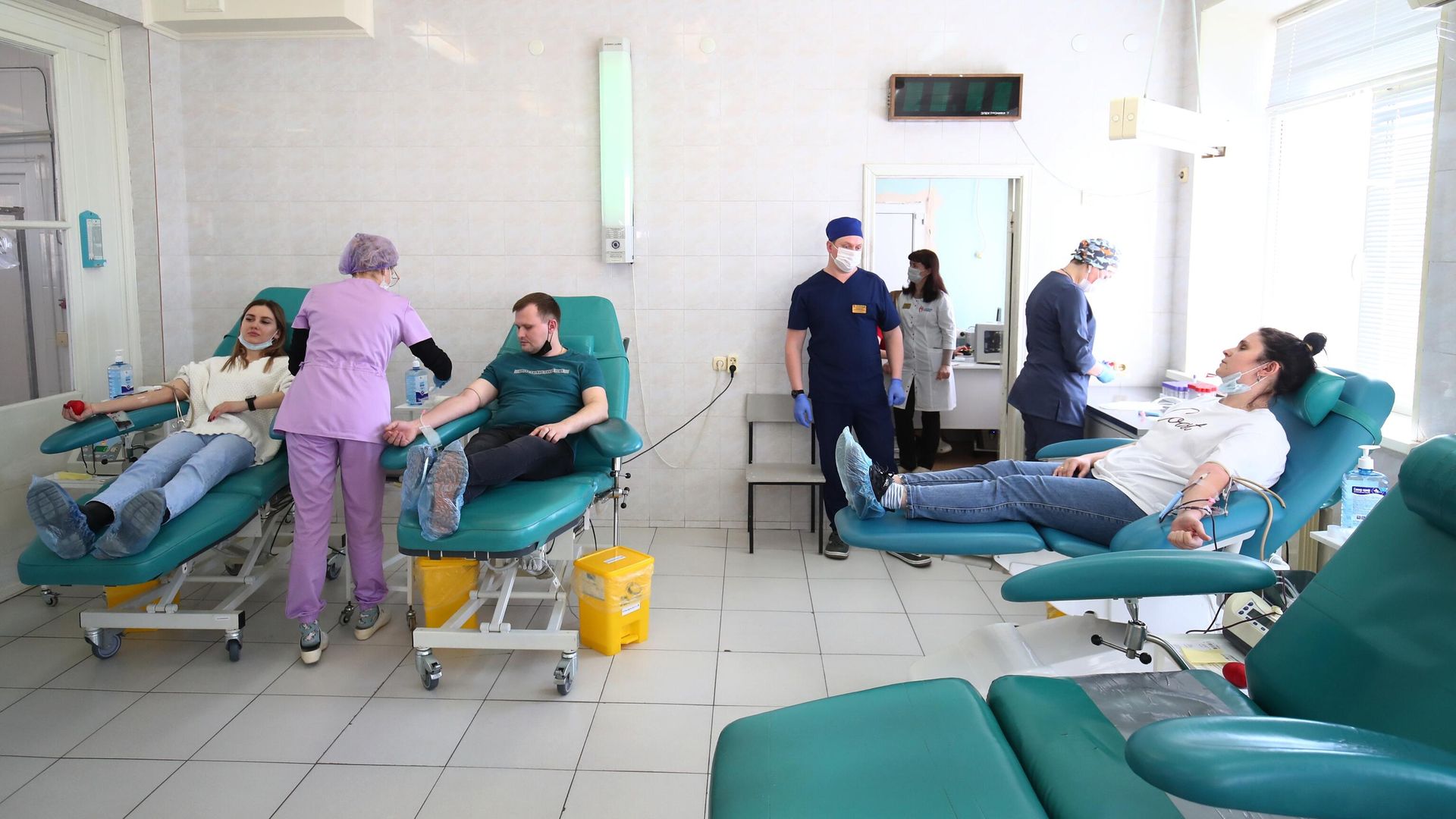 Люди сдают донорскую кровь для пострадавших в результате теракта в Крокус Сити Холле Люди сдают донорскую кровь для пострадавших в результате теракта в Крокус Сити Холле - РИА Новости, 1920, 23.03.2024