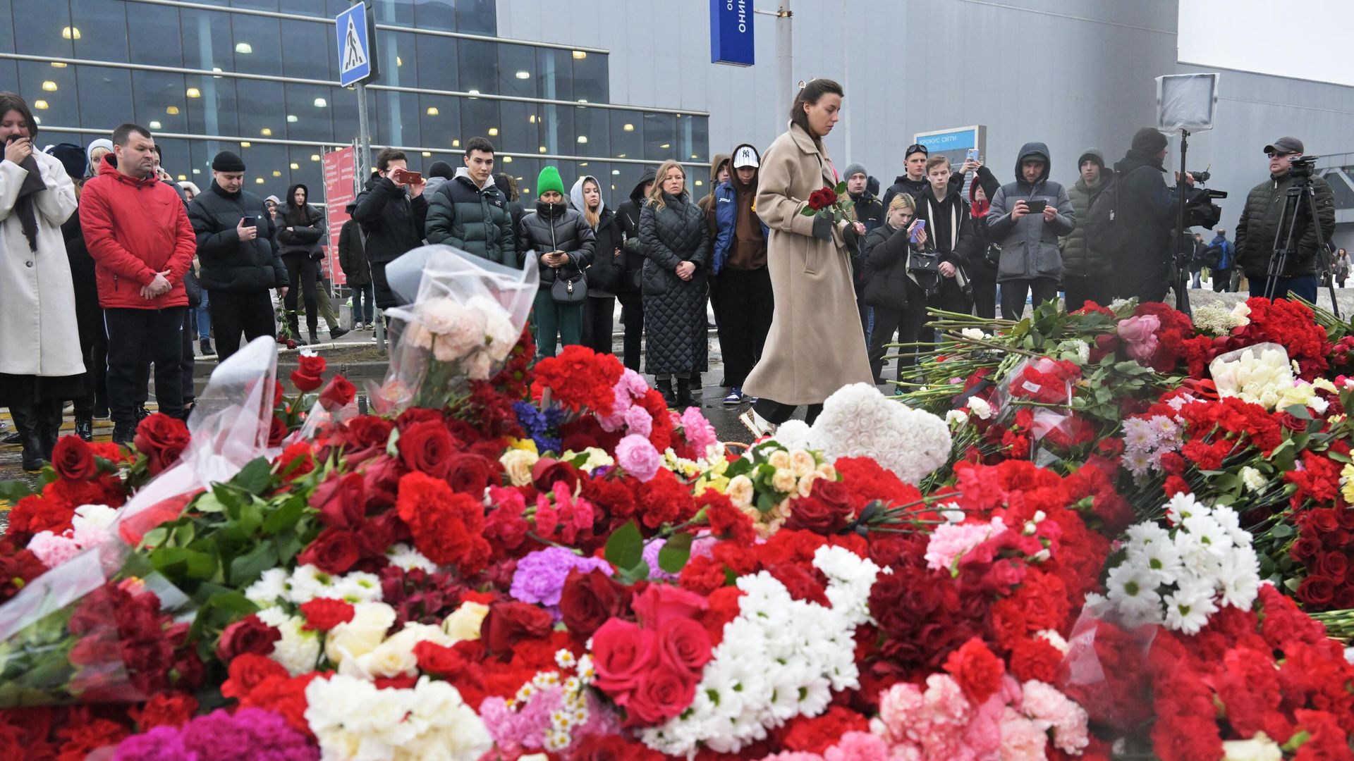 Цветы на стихийном мемориале возле подмосковного Крокус Сити Холла в память о жертвах теракта Цветы на стихийном мемориале возле подмосковного Крокус Сити Холла в память о жертвах теракта - РИА Новости, 1920, 24.03.2024