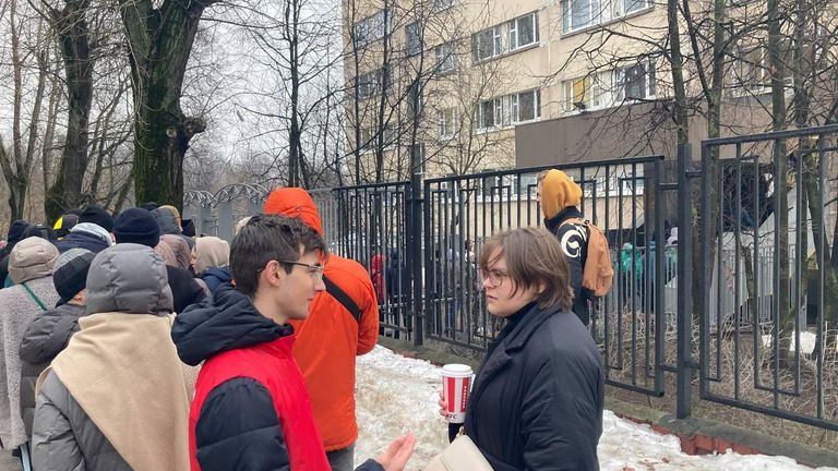 Очередь у одного из московских центров крови Очередь у одного из московских центров крови