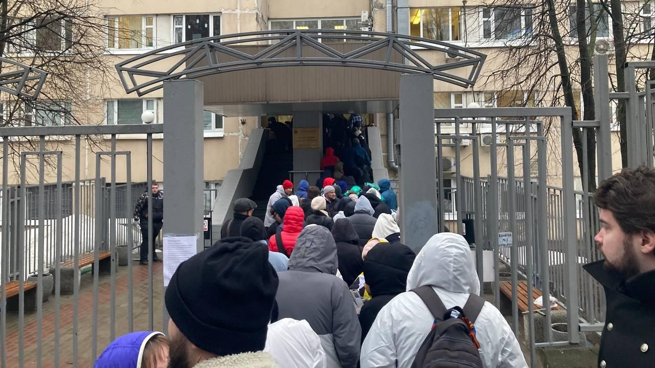 Очередь у одного из московских центров крови - РИА Новости, 1920, 24.03.2024